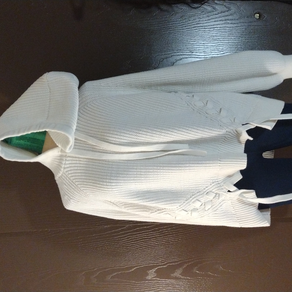 White knitted L.OG.G. H & M sweater size Large